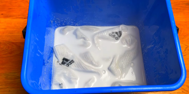 Combining Baking Soda and Vinegar to Clean White Socks