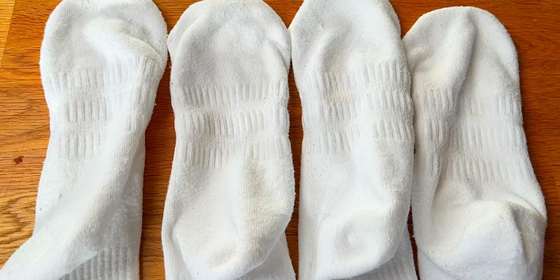 Effective Cleaning Methods for White Socks With Baking Soda and Vinegar
